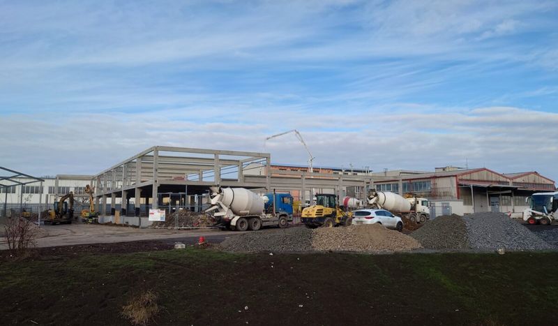 Betonáž nosných konstrukcí s autodomíchávači na stavbě