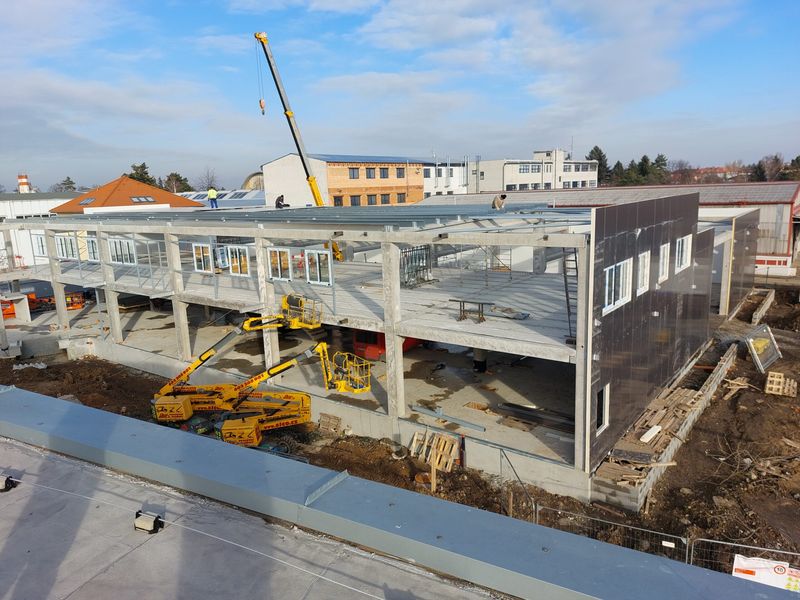 Montáž železobetonového skeletu a střešní konstrukce jeřábem