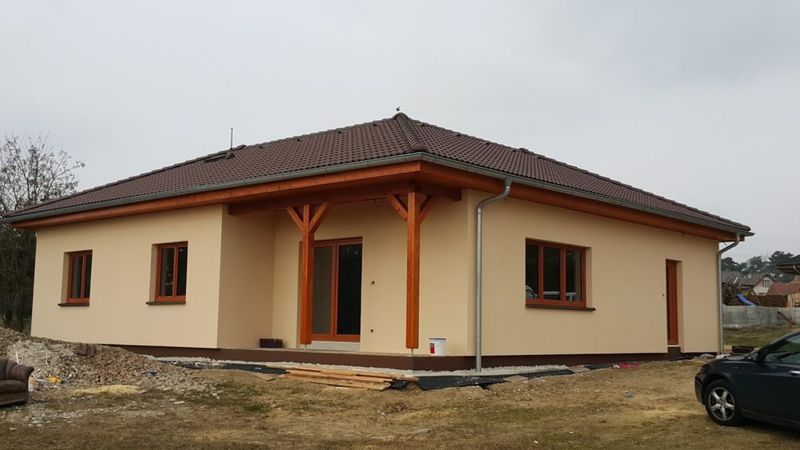 Dokončená novostavba přízemního rodinného domu s valbovou střechou